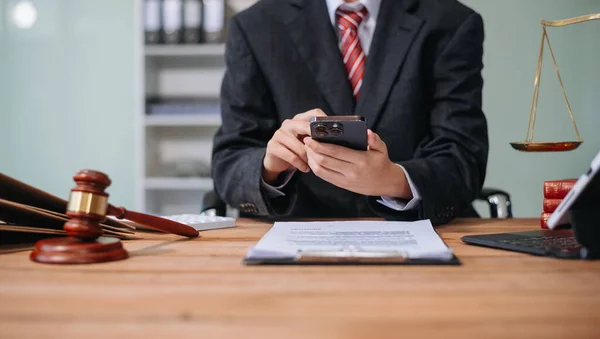 Adalet ve hukuk kavramı. Beyaz masadaki bir mahkeme salonunda erkek yargıç ve ofiste çalışan avukat veya erkek avukat..