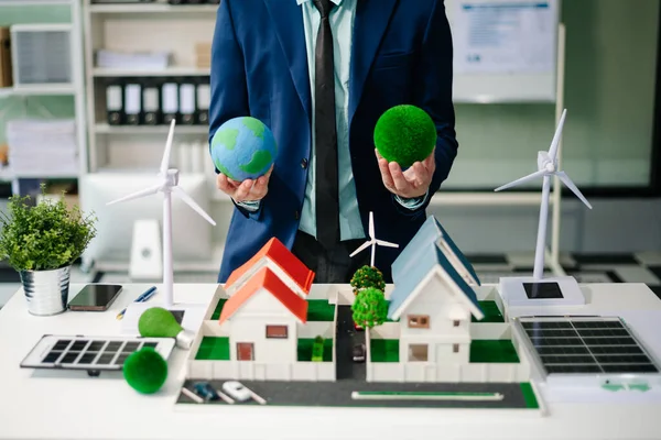 Çalışma teknolojisi ve iş dünyası Net sıfır ve karbon nötr konsepti için el bilgisayarı kullanmayı planlayan iş adamları. NET sıfır simgeleri ve sembolleri eko dünyasını kurtarır ve kirliliği azaltır. yeşil enerji