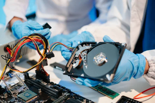 Bilgi işlem ve elektronik meraklıları için hassas ve gelişmiş teknolojiye sahip uzman bilgisayar donanım montajı ve sabit disk kurulumu gösteriliyor