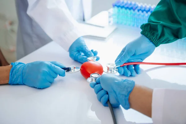 Doktor el sıkışması ve sağlık, ilaç veya işbirliği, birlik veya destek için güven ortaklığı. Tıp uzmanlarından oluşan bir ekip, takım çalışması veya başarı için el sıkışıyor. 