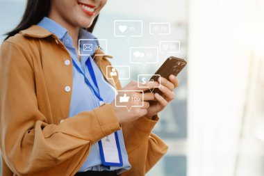 Sosyal medya ve pazarlama sanal ekran konsepti. Asyalı iş kadını daktilo tableti ve akıllı telefon