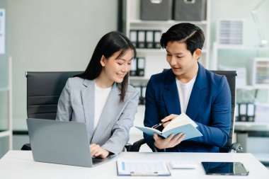 İş kadınları çalışır ve iş planlarını tartışırlar. Bir insan çalışanı meslektaşına modern ofisteki sonuçları açıklar ve gösterir.