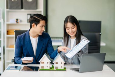 Emlak komisyoncusu, emlak kredisi teklifiyle ilgili imzalı sigorta anlaşması, ev modeli gibi konularda müşterilere danışmanlık ve sunum yapar.