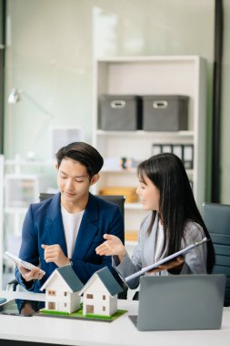 Emlak komisyoncusu, emlak kredisi teklifiyle ilgili imzalı sigorta anlaşması, ev modeli gibi konularda müşterilere danışmanlık ve sunum yapar.