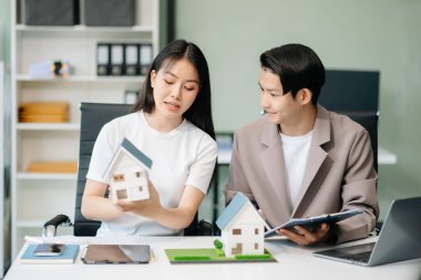 Emlak komisyoncusu, emlak kredisi teklifiyle ilgili imzalı sigorta anlaşması, ev modeli gibi konularda müşterilere danışmanlık ve sunum yapar.