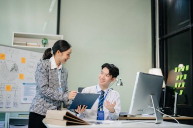 Sıkı çalışanlar, konferans odasında modern ofisin yeni başlangıç projesini kazanırlar.