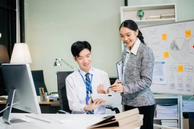 Sıkı çalışanlar, konferans odasında modern ofisin yeni başlangıç projesini kazanırlar.