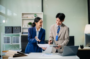Sıkı çalışanlar, konferans odasında modern ofisin yeni başlangıç projesini kazanırlar.