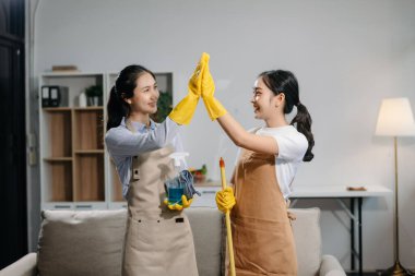 Dinamik temizlik ikilimizle verimli ve profesyonel ev idaresi. Mükemmel takım çalışması her evde lekesiz temizlik sağlar.
