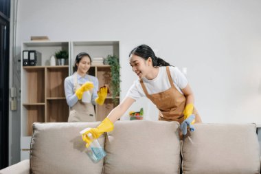 Dinamik temizlik ikilimizle verimli ve profesyonel ev idaresi. Mükemmel takım çalışması her evde lekesiz temizlik sağlar.