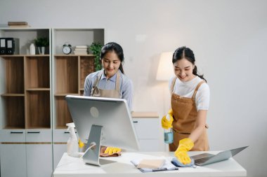 Dinamik temizlik ikilimizle verimli ve profesyonel ev idaresi. Mükemmel takım çalışması her evde lekesiz temizlik sağlar.