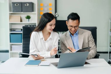 Sıkı çalışanlar konferans odasında yeni bir başlangıç projesini kazandılar.