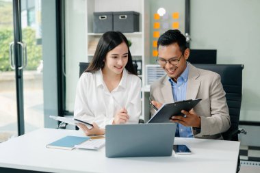 Sıkı çalışanlar konferans odasında yeni bir başlangıç projesini kazandılar.