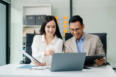 Sıkı çalışanlar konferans odasında yeni bir başlangıç projesini kazandılar.