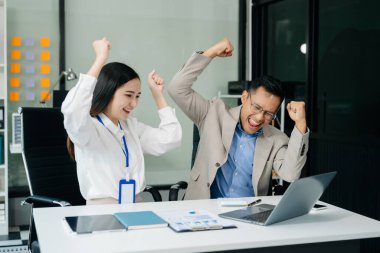 Sıkı çalışanlar konferans odasında yeni bir başlangıç projesini kazandılar.