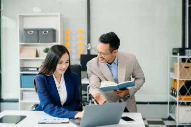 Sıkı çalışanlar konferans odasında yeni bir başlangıç projesini kazandılar.