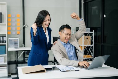 Sıkı çalışanlar konferans odasında yeni bir başlangıç projesini kazandılar.