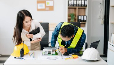 Mühendis Takım Çalışması Toplantısı, Çizim Şirket Ofisi 'ndeki model binasında ortakla birlikte çalışarak proje planı toplantısı üzerinde çalışıyor. Asya endüstrisi profesyonel çayı