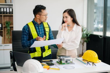 Mühendis Takım Çalışması Toplantısı, Çizim Şirket Ofisi 'ndeki model binasında ortakla birlikte çalışarak proje planı toplantısı üzerinde çalışıyor. Asya endüstrisi profesyonel çayı
