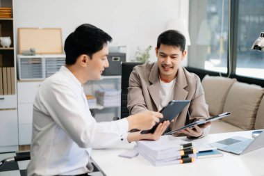 Asya Takımı 'nın çalışma süreci. Yeni bir başlangıç projesi üzerinde çalışan genç iş adamları. Proje yöneticileri toplantısı. Planları, kağıtları analiz et. Ofiste.