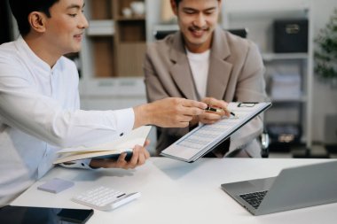Sıkı çalışanlar, konferans odasında yeni başlangıç projesini kazanırlar. Ofiste.