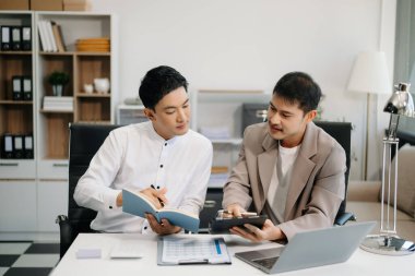 Sıkı çalışanlar, konferans odasında yeni başlangıç projesini kazanırlar. Ofiste.