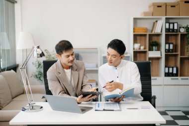 Sıkı çalışanlar, konferans odasında yeni başlangıç projesini kazanırlar. Ofiste.