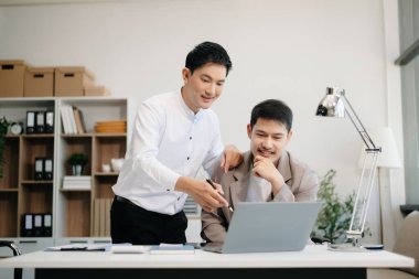 Sıkı çalışanlar, konferans odasında yeni başlangıç projesini kazanırlar. Ofiste.