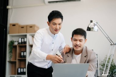 Sıkı çalışanlar, konferans odasında yeni başlangıç projesini kazanırlar. Ofiste.