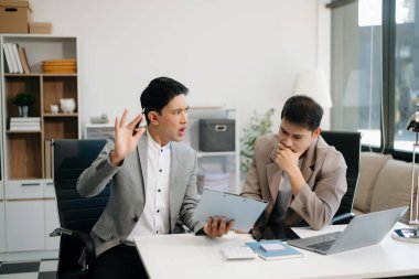 Yönetim kurulunda toplanan grup üyeleri, kadın patron ile çalışan arasında bir anlaşmazlığa tanık oldu. Hatayla suçlanan, takım üyesiyle anlaşmazlık, kötü çalışma, iş ortamındaki rekabet