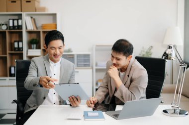 Sıkı çalışanlar, konferans odasında yeni başlangıç projesini kazanırlar. Ofiste.