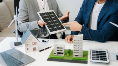 ESG 'nin çevresel kavramı, yeşil etik iş imkanlarının korunması, CO2' nin azaltılması, iş adamı ekibinin CO2 emisyonunu azaltmak için laptop sanal akıllı telefon üzerinde çalışması 