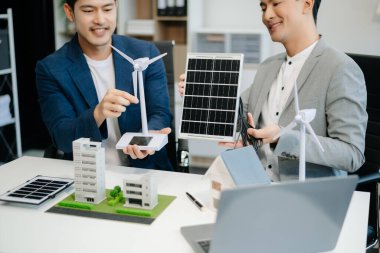 ESG 'nin çevresel kavramı, yeşil etik iş imkanlarının korunması, CO2' nin azaltılması, iş adamı ekibinin CO2 emisyonunu azaltmak için laptop sanal akıllı telefon üzerinde çalışması 