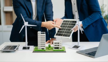 Geri dönüşüm planlayan ve tartışan iş adamları ofis toplantı odasında yeniden kullanım politikası sembolünü azalttı. Yeşil iş şirketi ve Güneş Enerjisi Çevre Kenti Kavramı