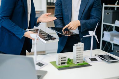 Geri dönüşüm planlayan ve tartışan iş adamları ofis toplantı odasında yeniden kullanım politikası sembolünü azalttı. Yeşil iş şirketi ve Güneş Enerjisi Çevre Kenti Kavramı