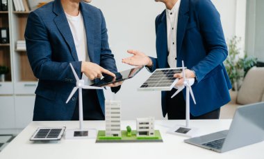 Geri dönüşüm planlayan ve tartışan iş adamları ofis toplantı odasında yeniden kullanım politikası sembolünü azalttı. Yeşil iş şirketi ve Güneş Enerjisi Çevre Kenti Kavramı