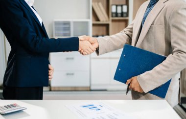 İş ortaklığı tokalaşma kavramı. Fotoğraf iki iş arkadaşının el sıkışma süreci. Harika bir toplantıdan sonra başarılı bir anlaşma. Ofiste