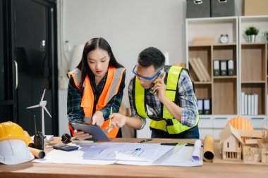 Mühendislik masası obje kağıdı ve bulanık mühendislik ekip çalışması ile birlikte inşaat projeleri hakkında danışmanlık yapıyor. Ofislerde