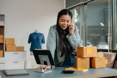 Moda blogcusu kavramı, genç Asyalı kadınların video yayınında kıyafet satışı. Akıllı telefon ya da tablet kullanarak küçük işletme KOBİ 'si kurun.