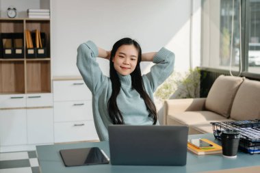 Çalışan not defteri, tablet ve dizüstü bilgisayarla çalışan genç Asyalı iş kadını akıllı telefon, tablet ve dizüstü bilgisayarla konuşuyor video arama vergisi, rapor, muhasebe 