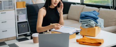 Küçük işletme girişimcisi KOBİ kadını, ofis, kutu, tablet ve laptop çevrimiçi, pazarlama, ambalaj, dağıtım, e-ticaret danışmanı