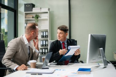 Sıkı çalışanlar, konferans odasında yeni bir başlangıç projesi kazandılar. Sıkı çalışanlar, ofisteki konferans odasında yeni bir başlangıç projesini kazandılar.