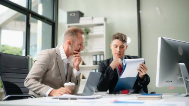 Sıkı çalışanlar, konferans odasında yeni bir başlangıç projesi kazandılar. Sıkı çalışanlar, ofisteki konferans odasında yeni bir başlangıç projesini kazandılar.