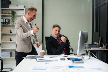 Sıkı çalışanlar, konferans odasında yeni bir başlangıç projesi kazandılar. Sıkı çalışanlar, ofisteki konferans odasında yeni bir başlangıç projesini kazandılar.