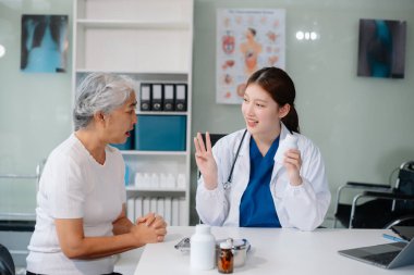 Kadın doktorun portresi hastasına teşhisi açıklıyor. Muayene odasında hastayla Doktor Toplantısı. Hastanedeki bir hastaya güvence veren bir tıp doktoru.