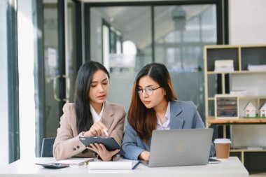 Sıkı çalışanlar, konferans odasında yeni bir başlangıç projesini kazandılar.