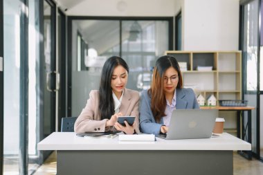 Sıkı çalışanlar, konferans odasında yeni bir başlangıç projesini kazandılar.