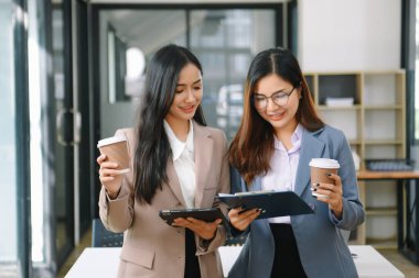 Sıkı çalışanlar, konferans odasında yeni bir başlangıç projesini kazandılar.