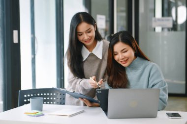 Sıkı çalışanlar, konferans odasında yeni bir başlangıç projesini kazandılar.