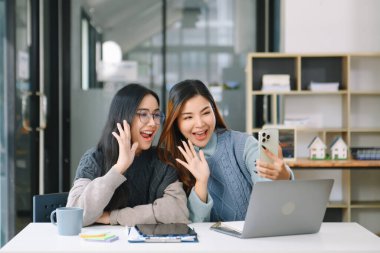 Sıkı çalışanlar, konferans odasında yeni bir başlangıç projesini kazandılar.